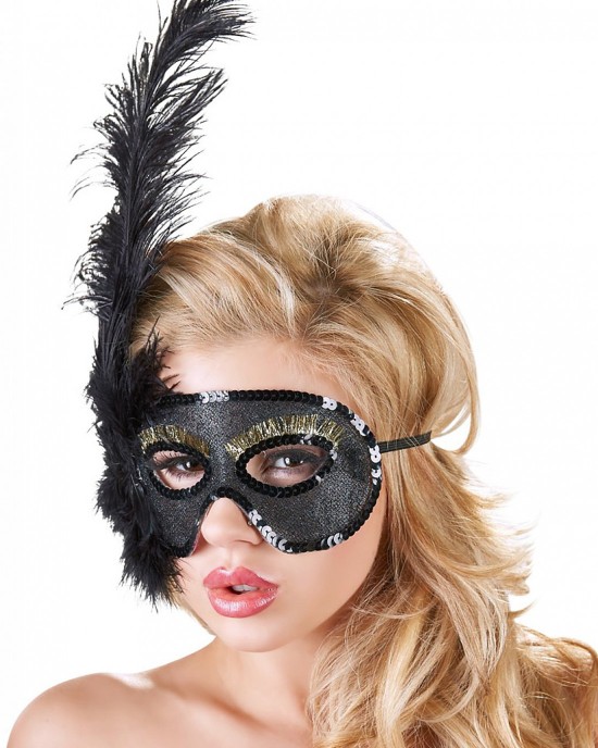Maske mit schwarzen Federn und goldenen Verzierungen